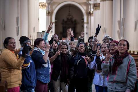Madres comunitarias dejaron Catedral Primada para convocar a paro nacional