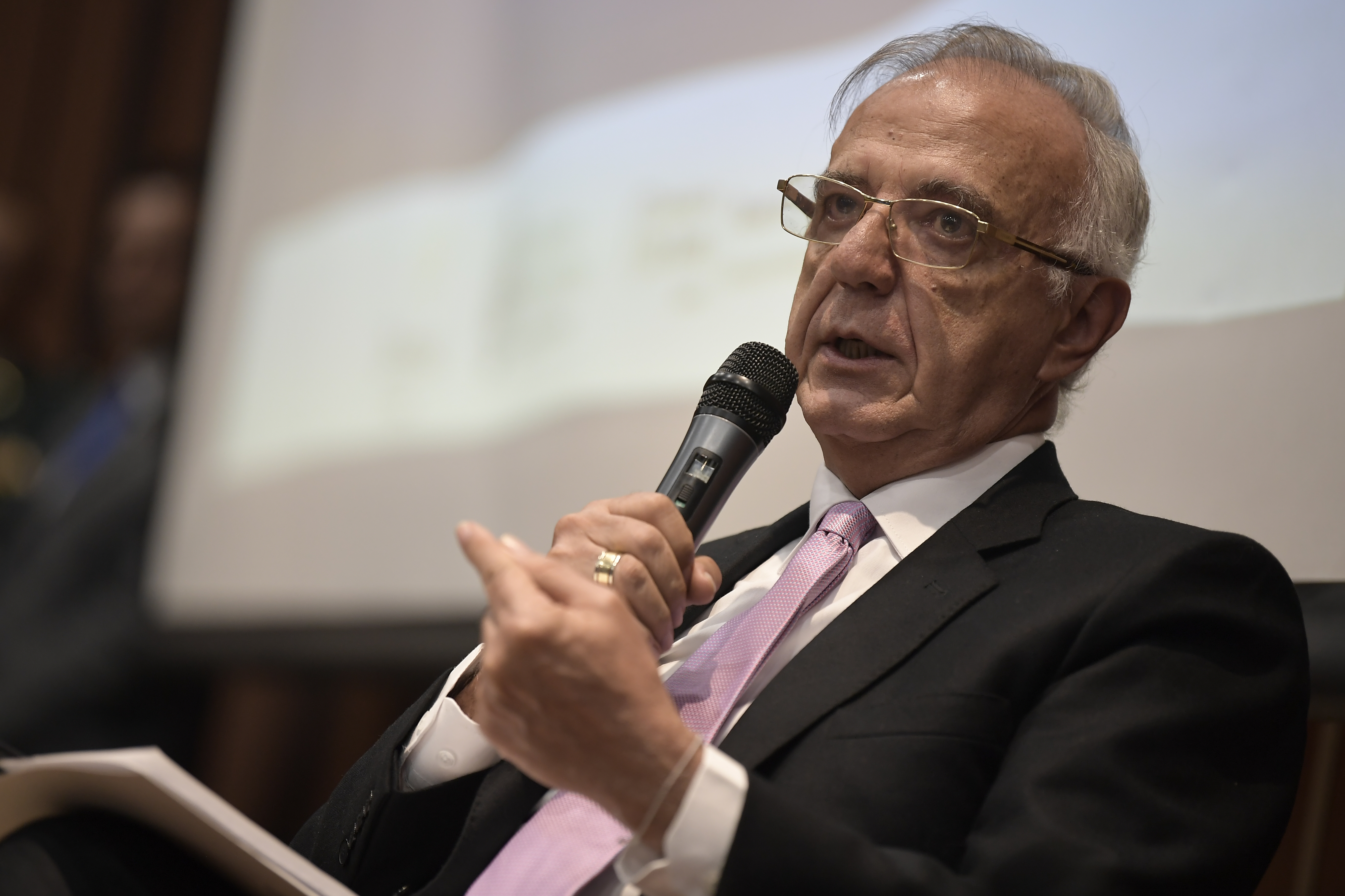 Ministro de Defensa en el foro "Proteger la vida y transformar los territorios: Seguridad y Paz Total", evento, convocado por el Ministerio de Defensa Nacional, la Universidad de los Andes y el Instituto de Paz de Estados Unidos (USIP).