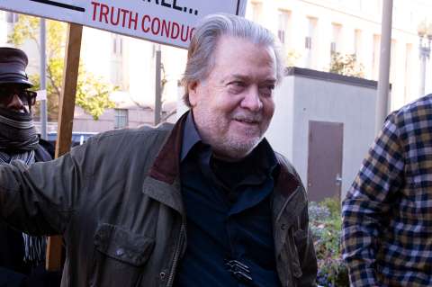 Steve Bannon, exasesor de Trump, condenado a cuatro meses de prisión por desacato