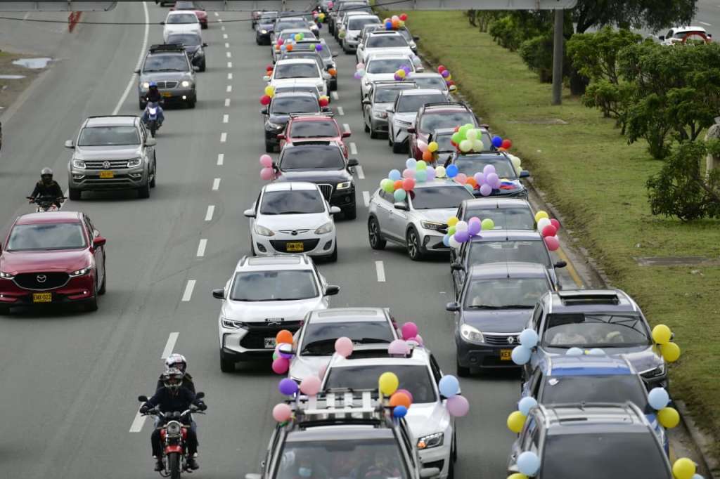 Carros con globos de varios colores se dirigían a despedir a la menor.