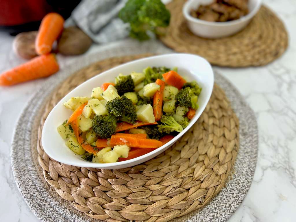 Vegetales y papa con aderezo de cilantro