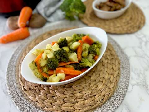 Receta de vegetales y papa con aderezo de cilantro