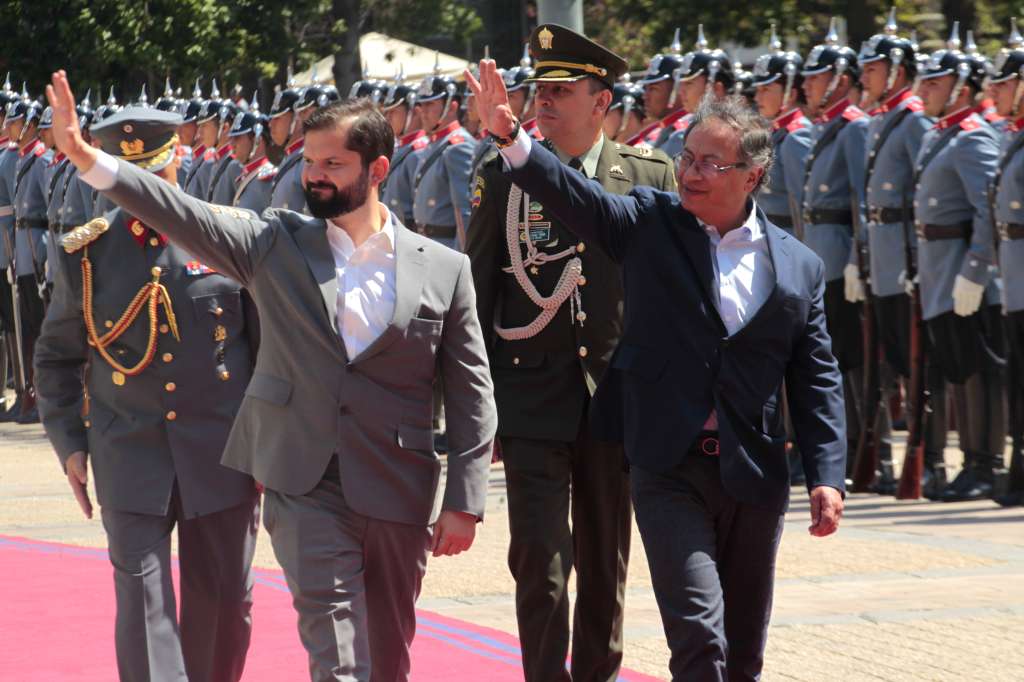 AME5057. SANTIAGO (CHILE), 09/01/2023.- El presidente de Chile, Gabriel Boric (i), recibe hoy con honores militares al presidente de Colombia, Gustavo Petro (d), durante una visita de Estado en el palacio de La Moneda, en Santiago (Chile). Petro llegó hoy a Santiago de Chile en el contexto de su primera visita oficial a Chile, marcada por los disturbios del domingo en Brasil y cuyo objetivo es estrechar lazos y coordinar estrategias con su homólogo Gabriel Boric, con quien comparte afinidades ideológicas. EFE/ Javier Martin