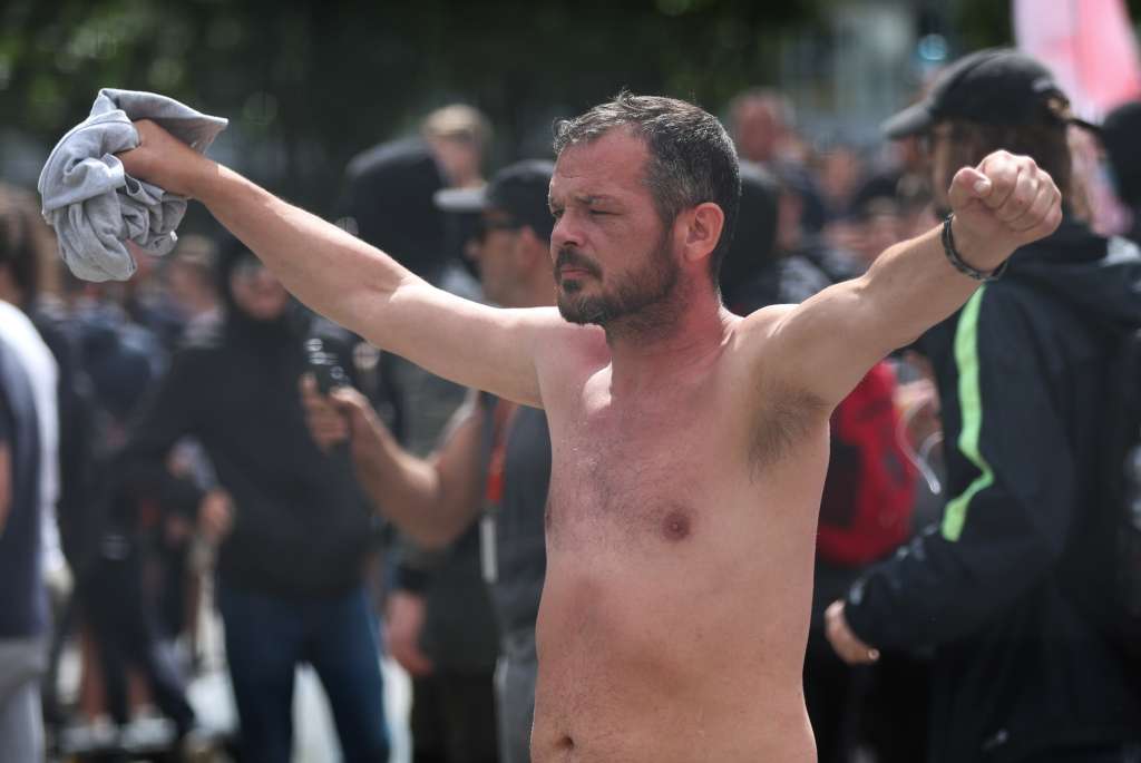 Manchester (United Kingdom), 03/08/2024.- A protester in Manchester, Britain, 03 August 2024. Violent demonstrations by members of far-right groups have sprung up across Britain in the aftermath of a fatal stabbing attack in Southport, in which three children were killed and eight more seriously injured along with two adults. (Protestas, Reino Unido) EFE/EPA/STR