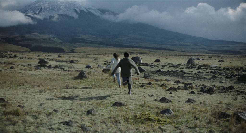Azucena y Julio comparten una infancia tardía en Hiedra, la nueva película de la directora ecuatoriana Ana Cristina Barragán.