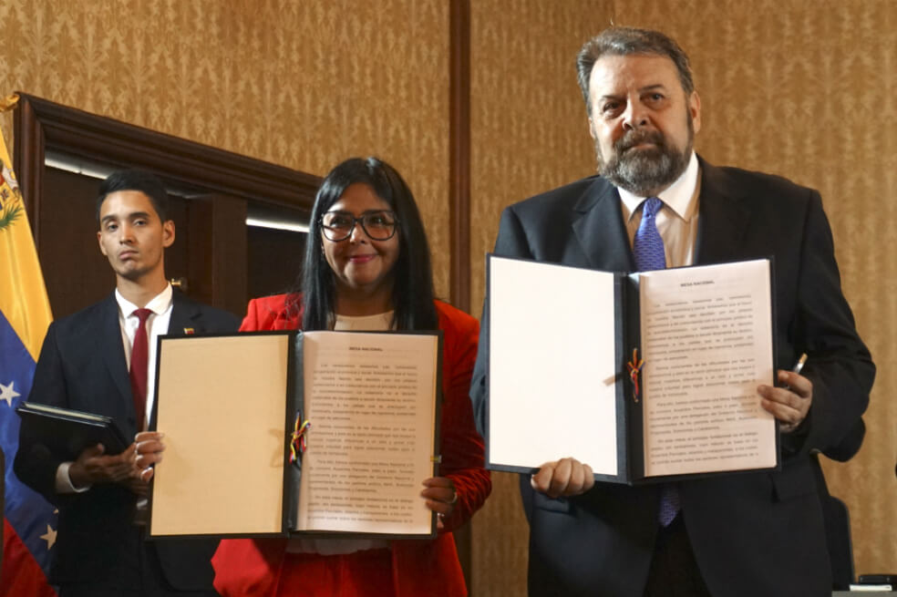 La vicepresidenta de Venezuela, Delcy Rodríguez, y el diputado opositor Timoteo Zambrano. / AFP