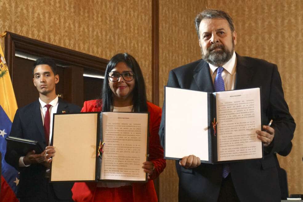La vicepresidenta de Venezuela, Delcy Rodríguez, y el diputado opositor Timoteo Zambrano. / AFP