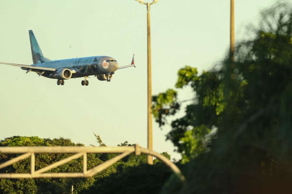 BRA50. BRASILIA (BRASIL), 30/03/2023.- Fotografía del avión en el cual regresó a Brasil el expresidente Jair Bolsonaro cuando se aproxima a aterrizar hoy, en el aeropuerto de Brasilia (Brasil). El expresidente Jair Bolsonaro regresó este jueves a Brasil, después de permanecer tres meses en Estados Unidos, país al que viajó dos días antes de dejar el poder, en medio de un fuerte esquema de seguridad montado en el aeropuerto de Brasilia. EFE/ Luís Nova
