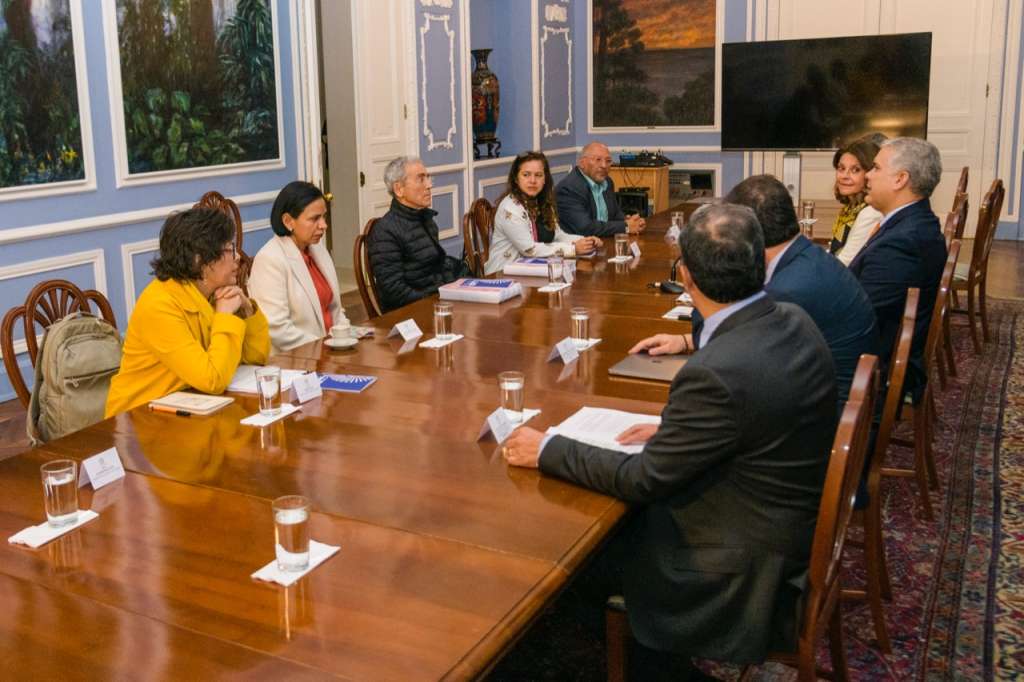 El padre Francisco De Roux hizo entrega del documento al mandatario, quien no asistió al evento oficial en el que se presentó el informe.