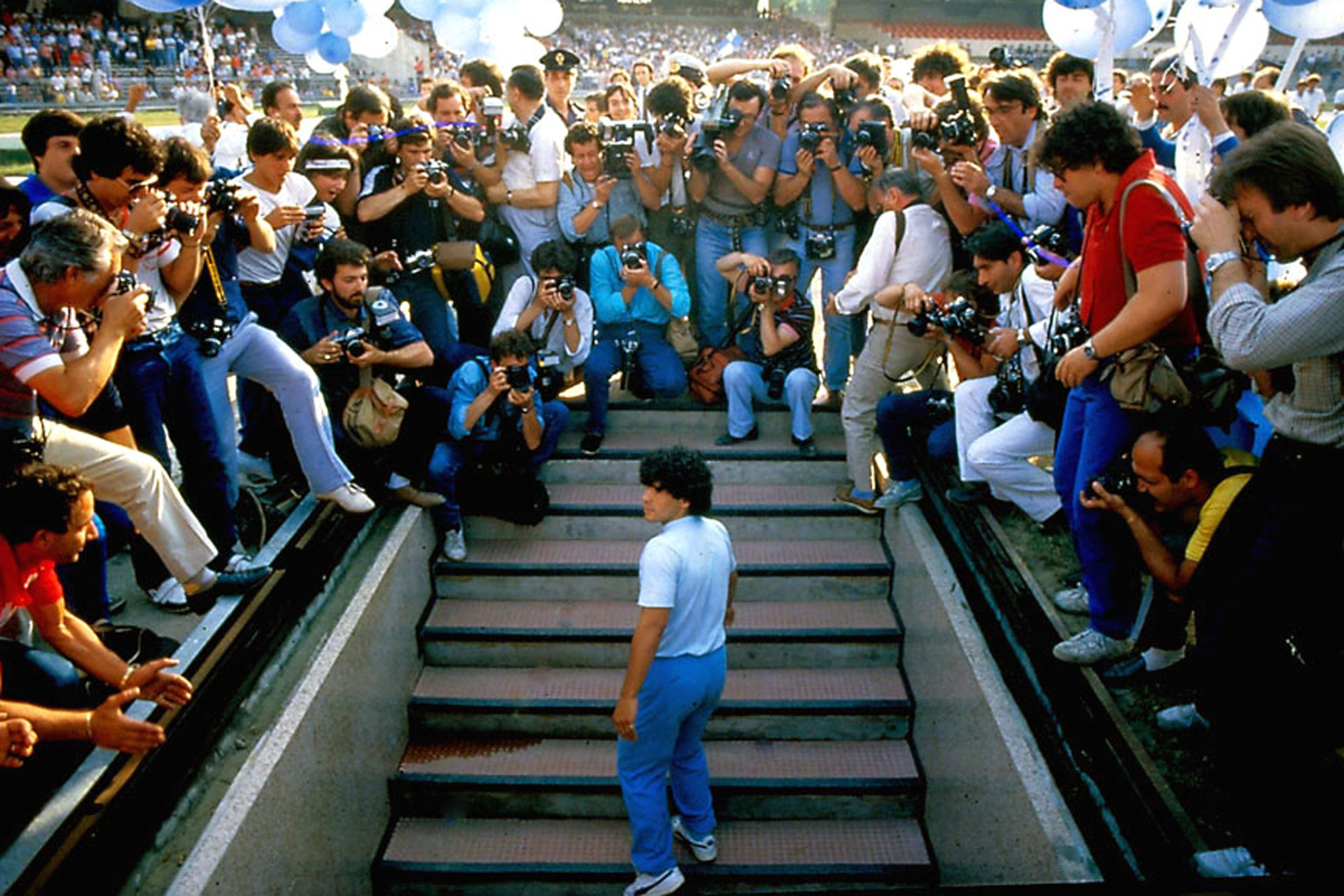 Diego Maradona, poco antes de salir a la cancha del estadio San Paolo, de Nápoles, el día de su presentación ante los hinchas del club. / Cortesía