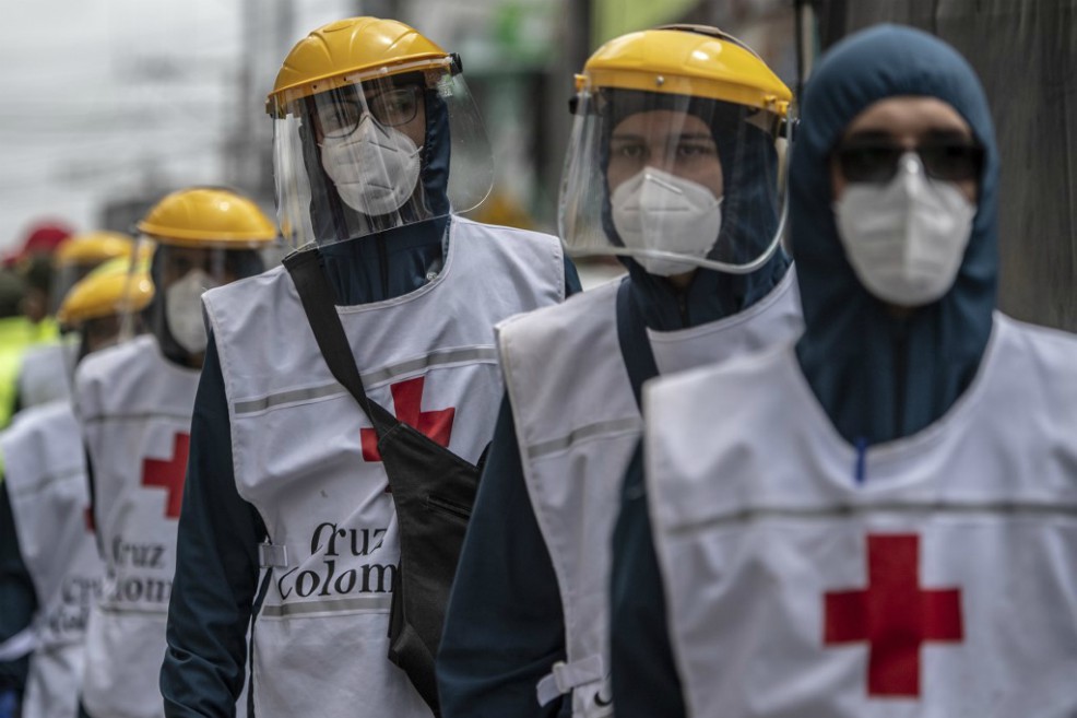 Funcionarios de la Cruz Roja en Ciudad Bolivar, Bogotá, durante la pandemia.