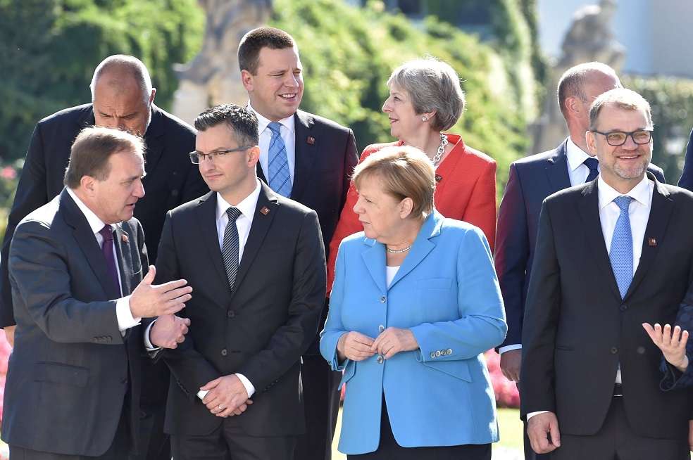 Líderes europeos posan para una foto de familia de la cumbre de jefes de estado o de gobierno de la Unión Europea (UE) que se celebra en Salzburgo. / EFE