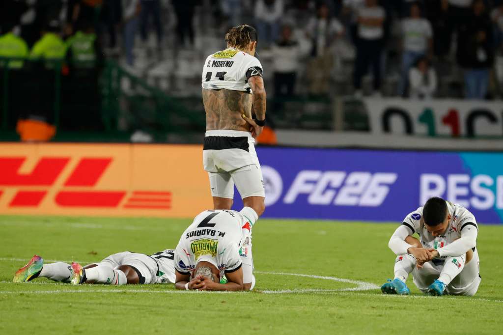 AME2129. MANIZALES (COLOMBIA), 24/09/2025.- Jugadores de Once Caldas se lamentan este miércoles, al perder en la ronda de penaltis un partido de cuartos de final de la Copa Sudamericana entre Once Caldas e Independiente del Valle en el estadio Palogrande en Manizales (Colombia). EFE/ Mauricio Dueñas Castañeda