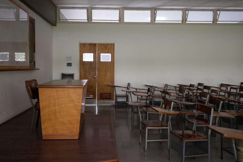 AMDEP3962. CARACAS (VENEZUELA), 22/04/2026.- Fotografía de un aula de clases desocupada en la Universidad Central de Venezuela este miércoles, en Caracas (Venezuela). Los trabajadores de 23 universidades públicas de Venezuela comenzaron un paro, que durará 24 horas, para exigir un aumento del salario mínimo, congelado desde 2022 y equivalente hoy a 27 centavos de dólar mensuales, según el tipo de cambio oficial. EFE/ Ronald Peña R