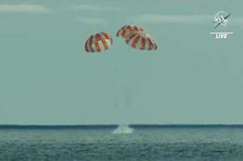 Cápsula Orion de la NASA ameriza tras viaje alrededor de la Luna