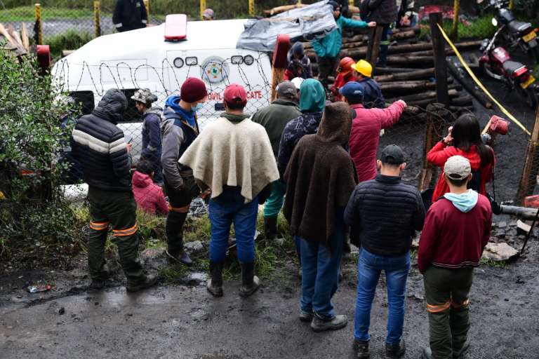 En el sitio también trabajan para aumentar el nivel de ventilación en las bocas de las minas afectadas, para garantizar el flujo de oxígeno bajo tierra.