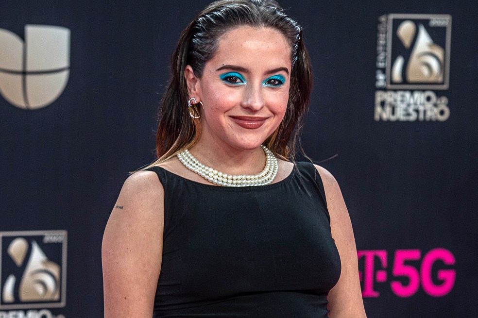 Evaluna iluminó la alfombra de Premios Lo Nuestro con botas de plataforma