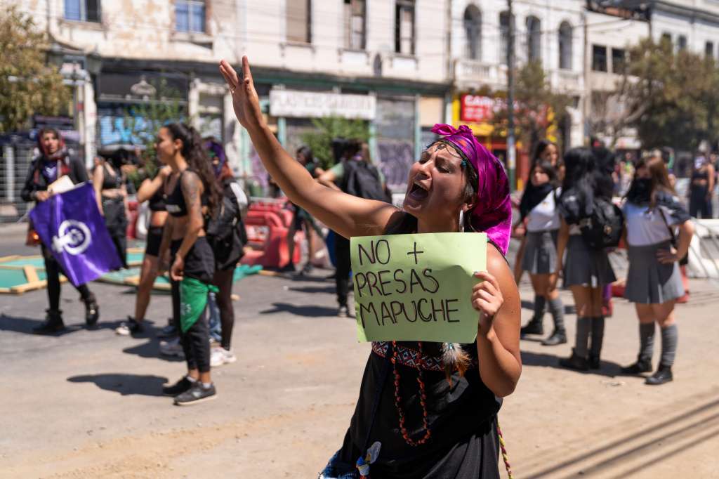 AME740. VALPARAÍSO (CHILE), 08/03/2023.- Una mujer grita consignas durante una marcha para conmemorar el Día Internacional de la Mujer hoy, en una calle de Valparaíso (Chile). Mujeres de todo el mundo se manifestaron para reivindicar sus derechos, reclamar la igualdad de género y de salarios y denunciar la violencia machista. EFE/ Adriana Thomasa