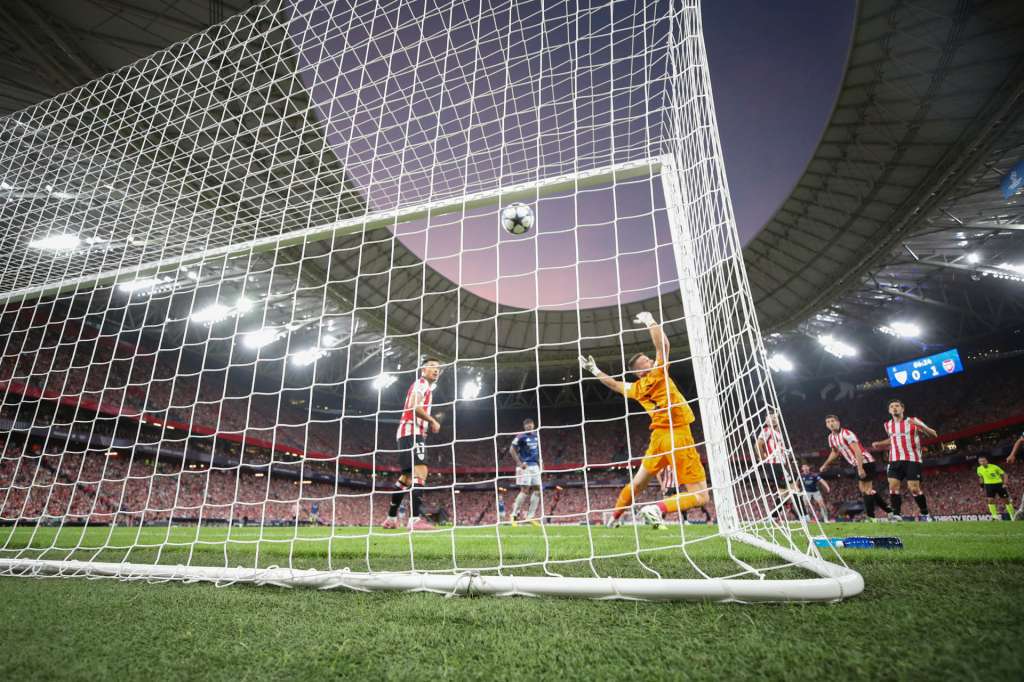 BILBAO, 16/09/2025.- El guardameta del Athletic Club Unai Simón (3i) encaja el segundo gol del Arsenal durante el primer partido de la fase de la Liga de Campeones entre el Athletic Club de Bilbao y el Arsenal, este martes en el estadio de San Mamés en Bilbao. EFE/LUIS TEJIDO