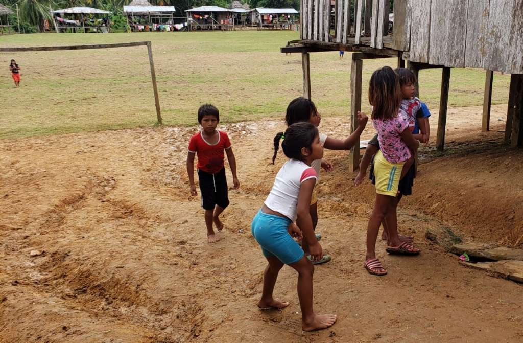 Niños del resguardo emberá Guamal-La Raya. Según estadísticas del Dane, tomadas del censo de 2018, en Colombia hay más de 77 mil miembros de la comunidad indígena emberá chamí / Foto Rafael Latorre