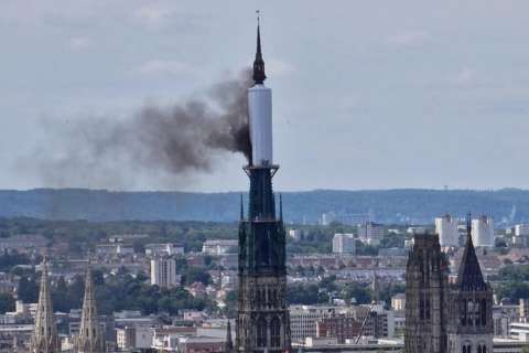 Incendio en la flecha de la catedral de la ciudad francesa de Ruán