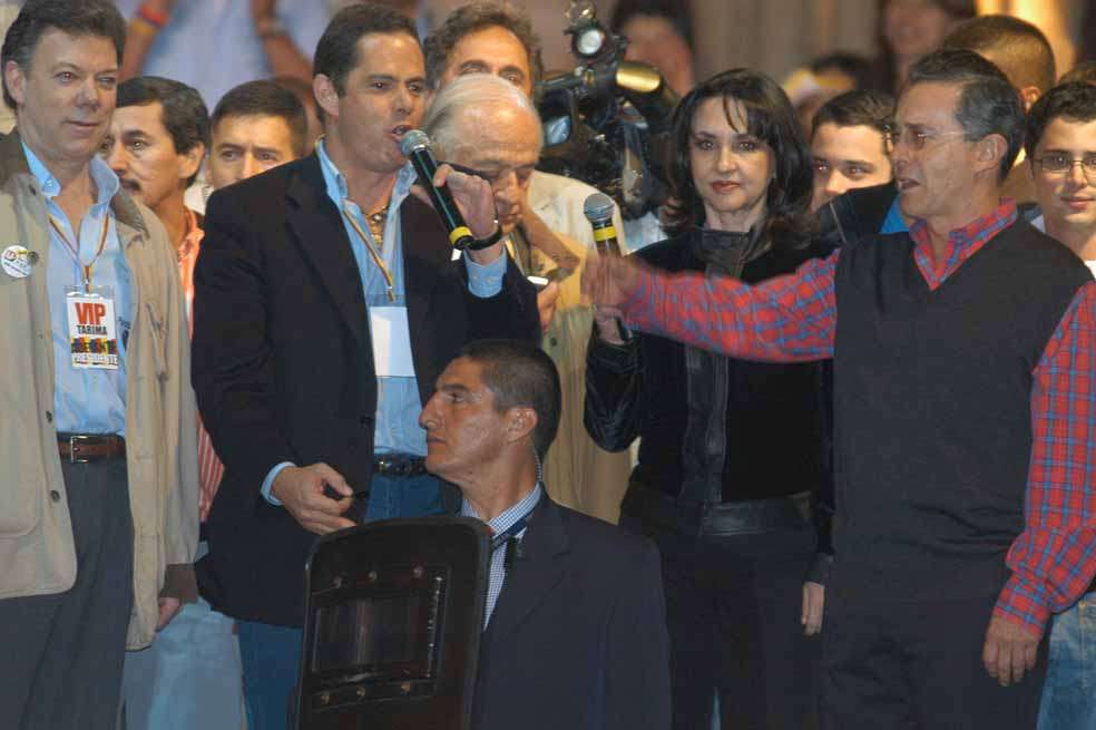 El exministro Vargas y el expresidente Uribe en el cierre de campaña de 2006.