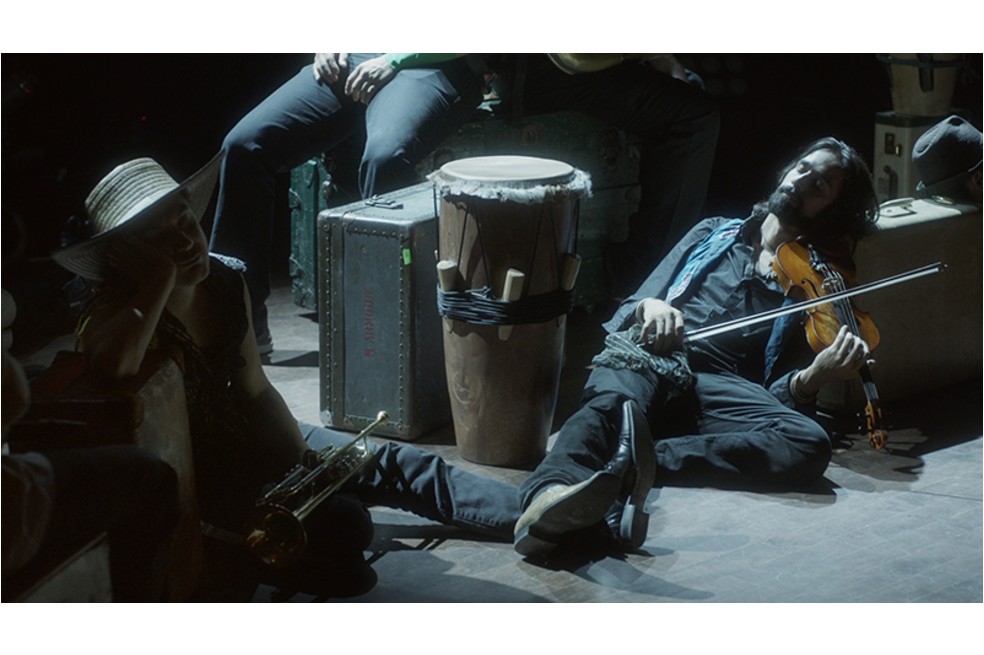 Fait vivir es una película del colombiano Óscar Ruiz Navia. En la imagen se ve a unos músicos cansados que están en el suelo junto a sus instrumentos.