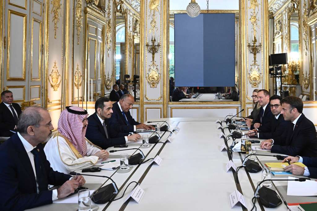 Paris (France), 24/05/2024.- France's President Emmanuel Macron (R) attends a meeting with Jordan's Minister of Foreign Affairs, Ayman Safadi (L), Saudi Arabia's Minister of Foreign Affairs, Faisal bin Farhan (2-L), Prime Minister and Foreign Minister of Qatar, Sheikh Mohammed bin Abdulrahman bin Jassim Al Thani (3-L) and Egypt's Minister of Foreign Affairs Sameh Shoukry (4-L) for talks on the ongoing conflict in Gaza, at the Elysee Presidential Palace in Paris, France, 24 May 2024. The French President received Qatar's Prime Minister and Foreign Minister and the Foreign Ministers of Saudi Arabia, Egypt and Jordan to take stock of the situation in the Middle East. (Egipto, Francia, Jordania, Arabia Saudita, Catar) EFE/EPA/JULIEN DE ROSA / POOL MAXPPP OUT