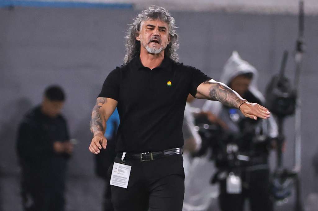 AMDEP5290. AVELLANEDA (ARGENTINA), 10/04/2025.- El entrenador de Atlético Bucaramanga Leonel Álvarez da instrucciones este jueves, en un partido de la fase de grupos de la Copa Libertadores entre Racing y Atlético Bucaramanga en el estadio Presidente Perón - El Cilindro en Avellaneda (Argentina). EFE/ Juan Ignacio Roncoroni