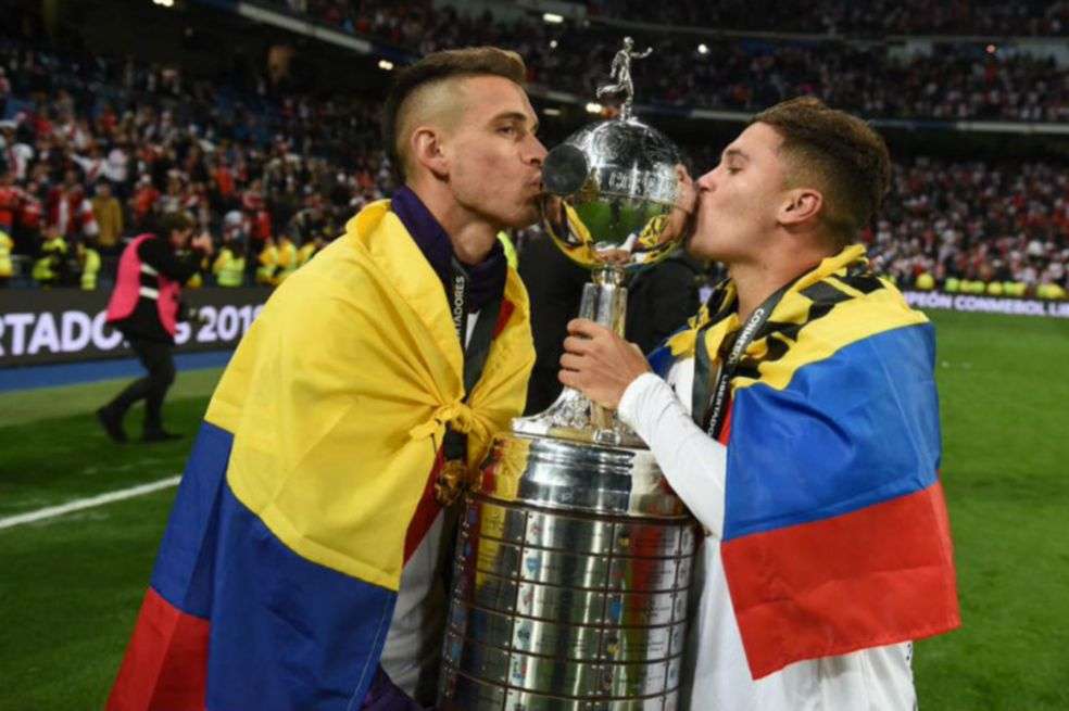 Rafael Santos Borré y Juanfer Quintero con la Libertadores. / River Plate