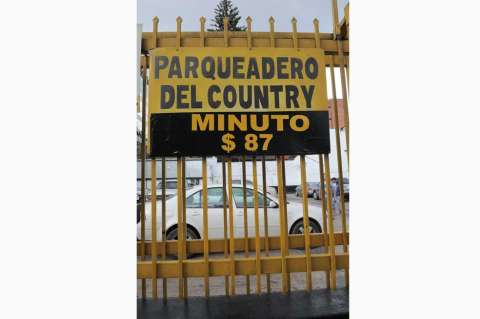 Parqueaderos, un dolor de cabeza para la capital