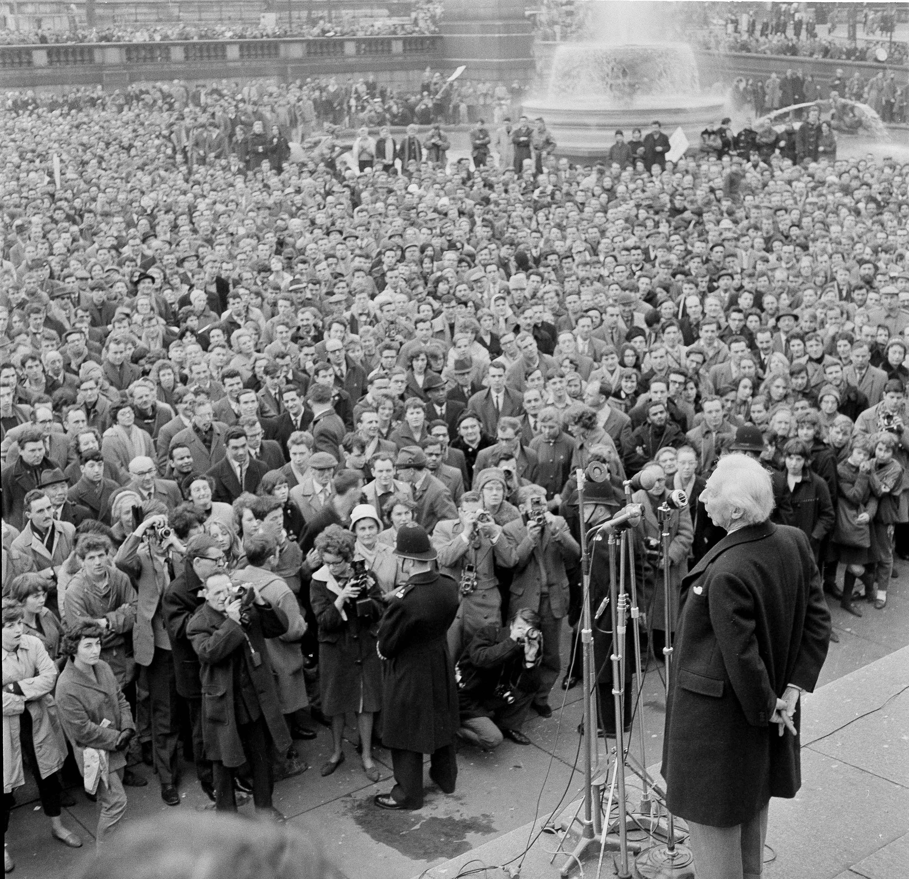 Russell fue activista durante casi toda su vida. Esta manifestación en contra de las armas nucleares en Londres la lideró cuando tenía 88 años.