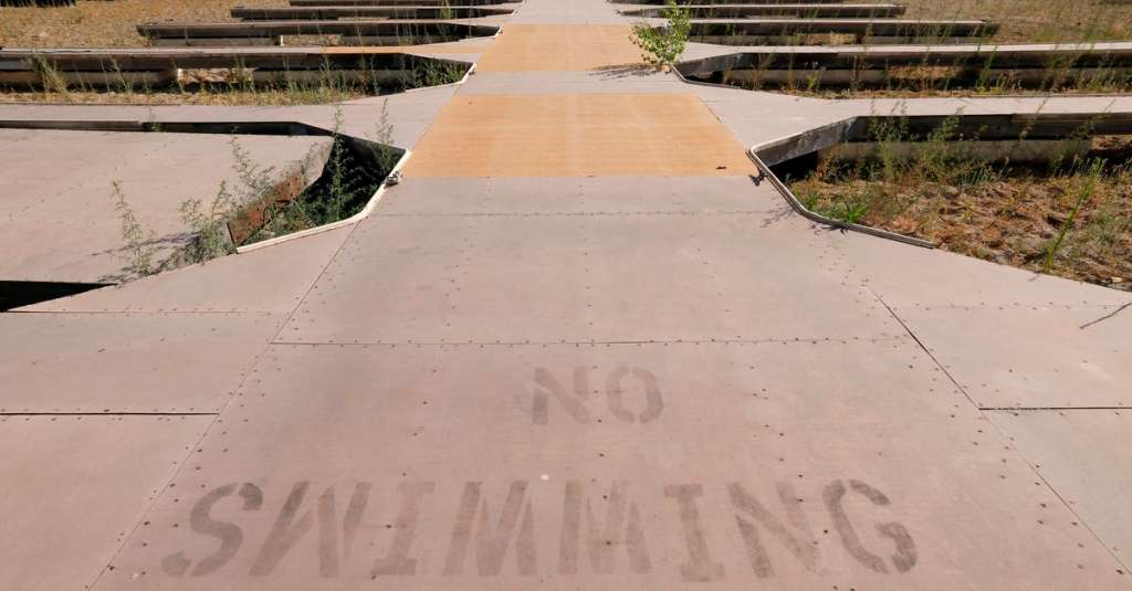Vista de varios amarres vacíos y sin agua en Brown Ravine Cove, en el lago Folsom, Dorado Hills, California (Estados Unidos).