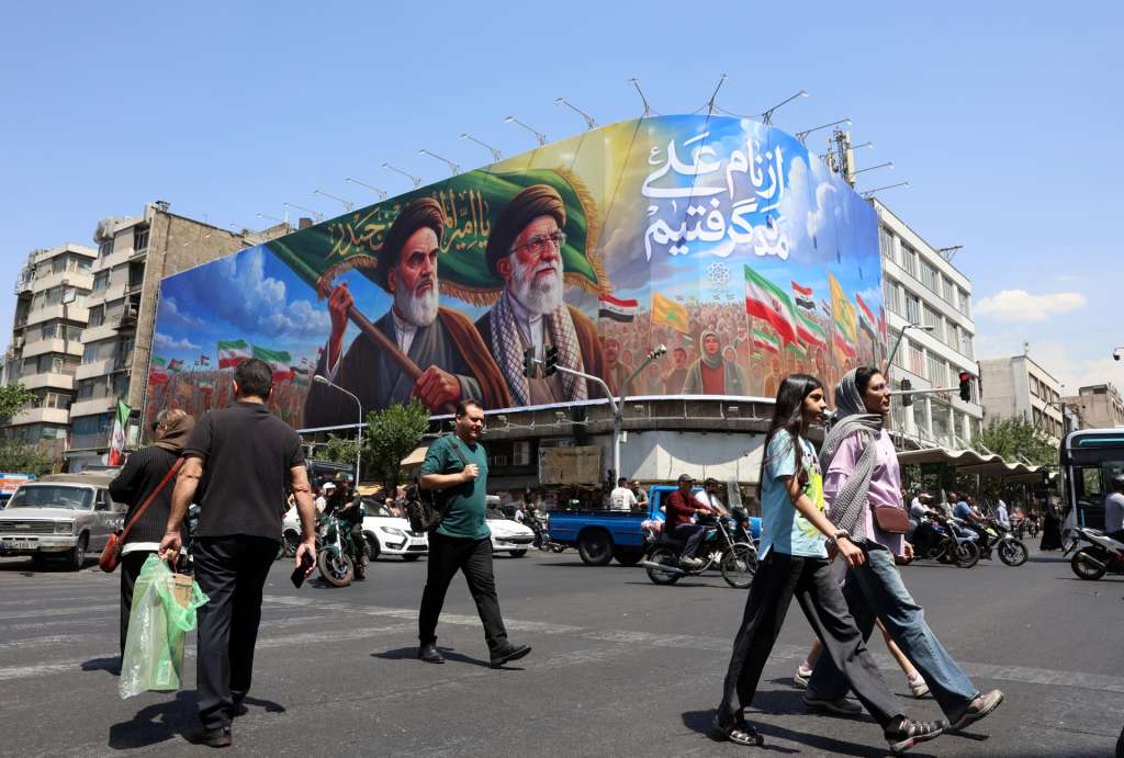 FOTODELDÍA Teherán (Irán), 10/06/2026.- Ciudadanos iraníes pasan junto a una gran valla publicitaria con la imagen del difunto líder supremo iraní, el ayatolá Ruhollah Khomeini, y del líder supremo, el ayatolá Ali Khamenei, en una calle de Teherán, Irán, este miércoles. Según el Comando Central de Estados Unidos (CENTCOM), el 9 de junio se llevaron a cabo ataques de autodefensa contra Irán cerca del estrecho de Ormuz en respuesta al derribo de un helicóptero Apache del Ejército estadounidense. (Teherán) EFE/EPA/ABEDIN TAHERKENAREH RESTRICCIONES: Prohibido el acceso a medios de comunicación israelíes/canales de televisión en persa fuera de Irán/Estrictamente prohibido el acceso a BBC Persian/VOA Persian/Manoto TV/Televisión Internacional de Irán. (Según lo dispuesto por la Dirección General de Medios de Comunicación Extranjeros de Irán)