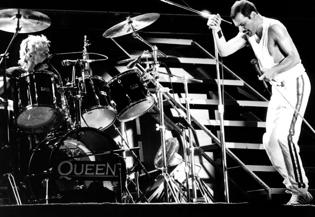 AME2570. BARCELONA (ESPAÑA), 13/07/2023.- Fotografía de archivo fechada el 2 de agosto de 1986 del cantante Freddie Mercury, líder del grupo británico "Queen", durante su actuación en el Mini Estadi del F.C. Barcelona, en Barcelona (España). Cuando se piensa en Queen, generalmente vienen a la memoria éxitos como "Bohemian Rhapsody" y "We Are The Champions", pero pocos recuerdan el comienzo de su carrera con "Queen", su álbum debut, lanzado el 13 de julio de 1973. EFE/ Sergio Lainz
