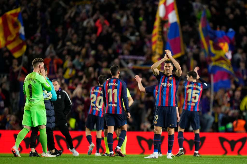 BARCELONA, 19/03/2023.- Los jugadores del FC Barcelona celebran su victoria frente al Real Madrid a la finalización del encuentro correspondiente a la jornada 26 de primera división que han disputado hoy domingo en el estadio del Camp Nou, en Barcelona. EFE / Siu Wu.