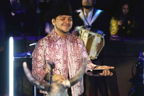 Christian Nodal se va de México porque no puede disfrutar de sus riquezas