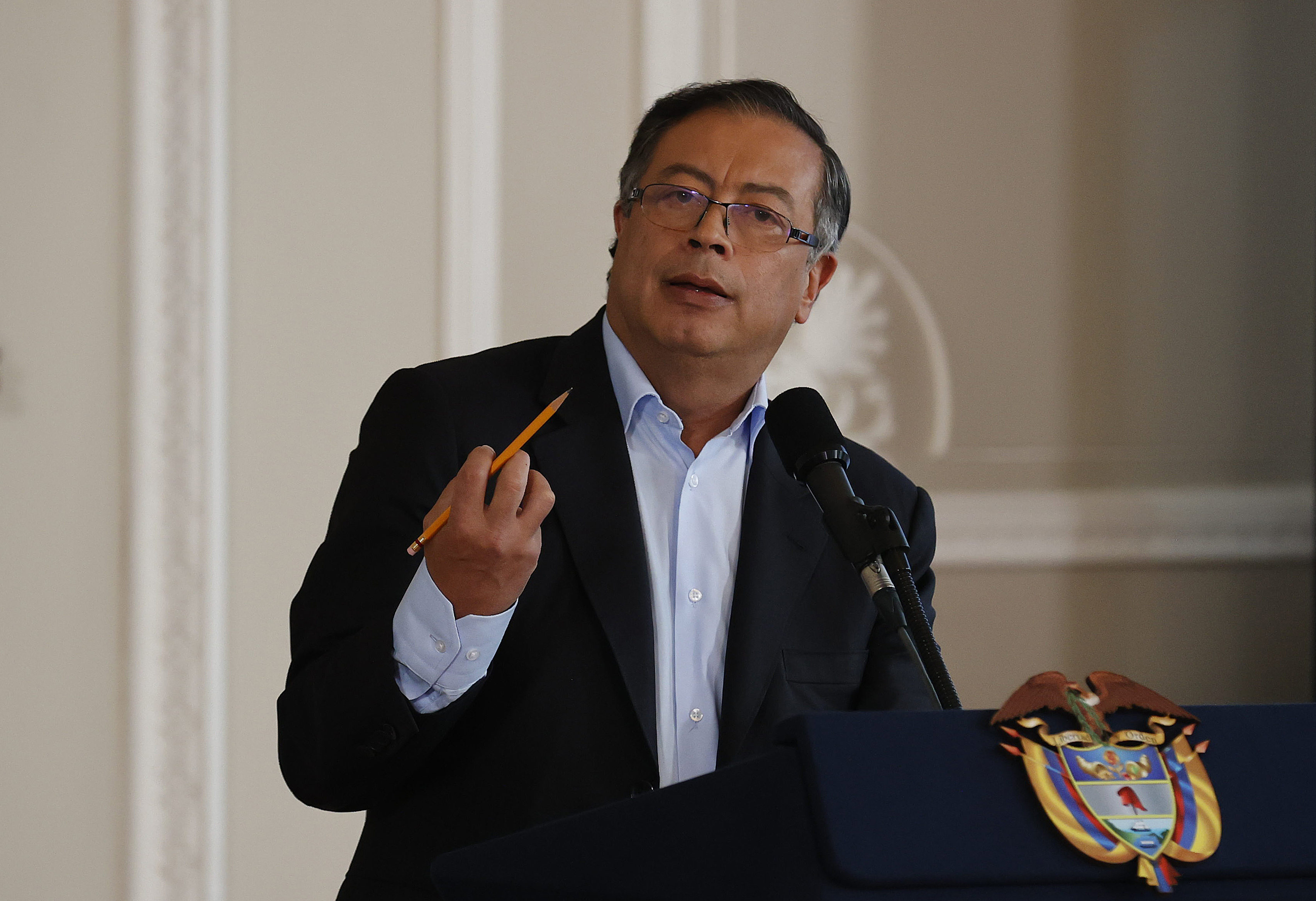 AME3494. BOGOTÁ (COLOMBIA), 15/11/2022.- El presidente de Colombia Gustavo Petro habla durante una rueda de prensa sobre el balance de su gestión al cumplir los primeros cien días de su Gobierno, hoy en el Palacio de Nariño en Bogotá (Colombia). EFE/ Mauricio Dueñas Castañeda