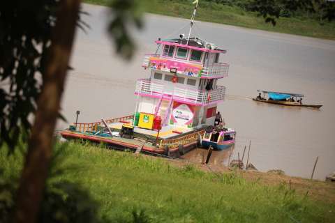 El barco que navega por el río Amazonas entregando justicia social