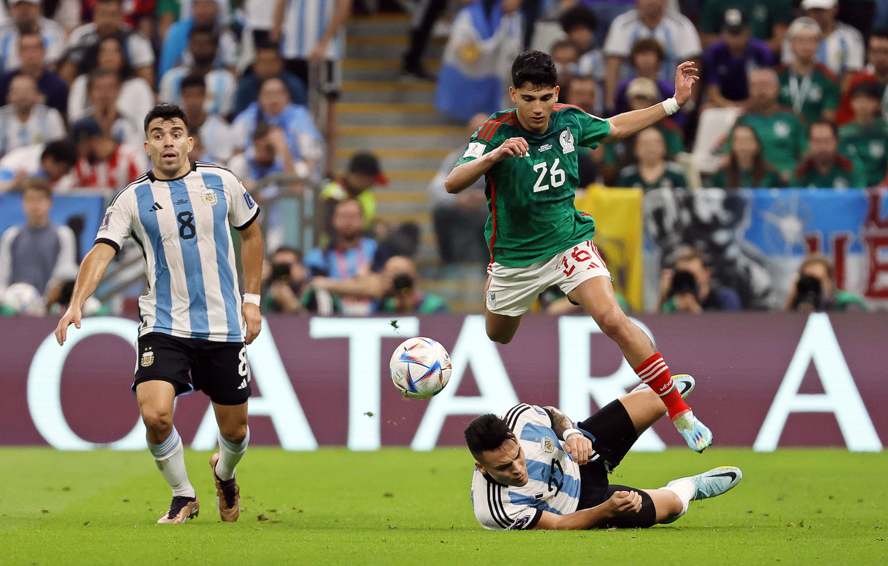 Lusail (Qatar), 26/11/2022.- Lautaro Martinez (bottom R) of Argentina in action against Kevin Alvarez (up R) of Mexico during the FIFA World Cup 2022 group C soccer match between Argentina and Mexico at Lusail Stadium in Lusail, Qatar, 26 November 2022. (Mundial de Fútbol, Estados Unidos, Catar) EFE/EPA/Ronald Wittek