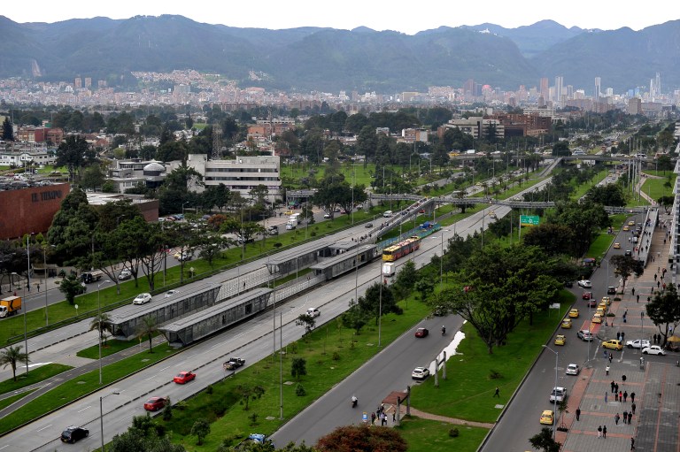 Entre las obras comprometidas por el escándalo de corrupción se encontró el proyecto de la troncal de Transmilenio por la calle 26, la cual presentó tres años de retrasos y sobrecostos de cerca de 300.000 millones de pesos.