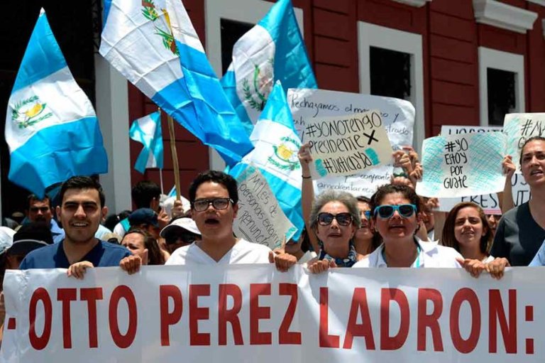 Presidente de Guatemala desafía la voz de la calle y se aferra al poder