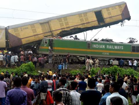 Más de 15 muertes en India y decenas de heridos por un choque de trenes