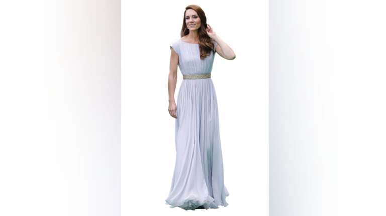 Kate usó este diseño blanco de Alexander McQueen para el lanzamiento del Premio Earthshot 2021, en el Palacio de Alexandra, el 17 de octubre, en Londres. Le agregó una correa de Jenny Packham. Los tacones fueron de Óscar de la Renta y los pendientes, de Kiki McDonough, joyería londinense, cuyas piezas son muy usadas por la futura Reina de Inglaterra.