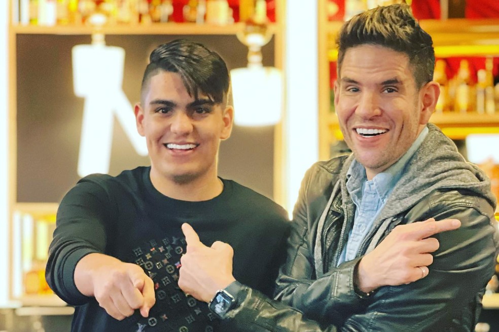 Juancho de la Espriella junto a Jorge Clavijo, el nuevo integrante de la agrupación Los de Juancho, quien ahora compartirá escenario con el también vocalista Carlos Mario Parra.