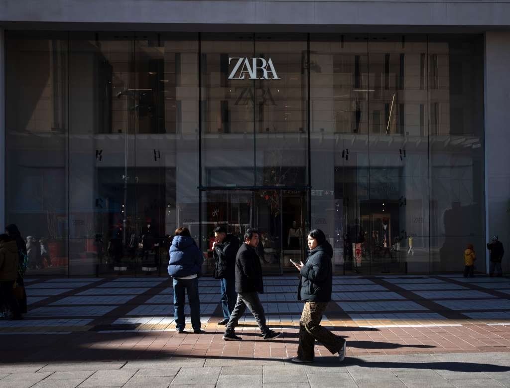 Beijing (China), 03/02/2025.- People walk in front of a Zara store on a shopping street in Beijing, China, 03 February 2025. On 01 February, US President Donald Trump signed a new economic policy imposing a 10 percent tariff on Chinese goods imported into the USA. EFE/EPA/JESSICA LEE