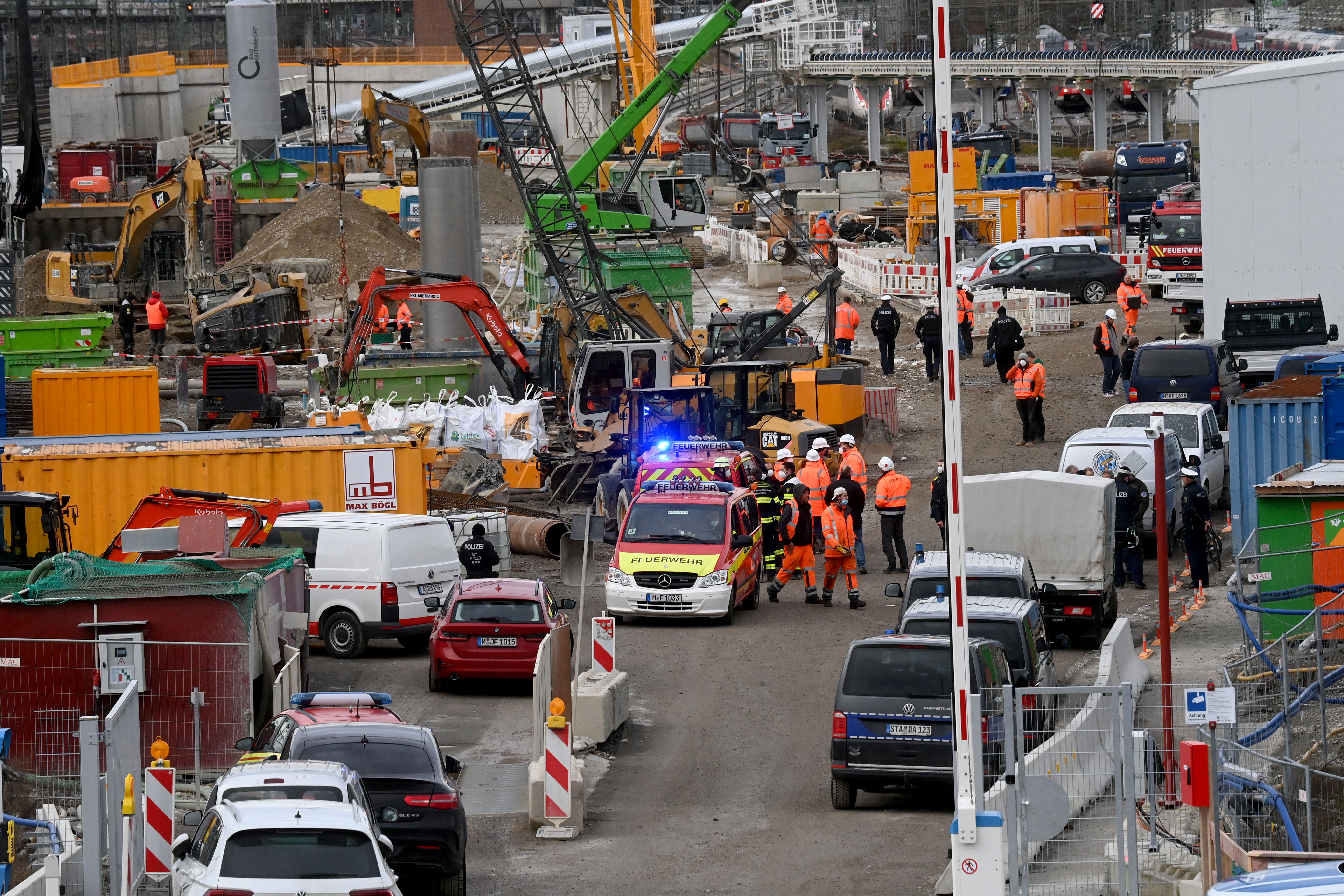 Bomberos y policías trabajan en el lugar de la explosión de una bomba cerca de la estación principal de trenes de Múnich, en el sur de Alemania, el 1 de diciembre de 2021. Según informes de los medios, cuatro personas resultaron heridas, una de ellas de gravedad.