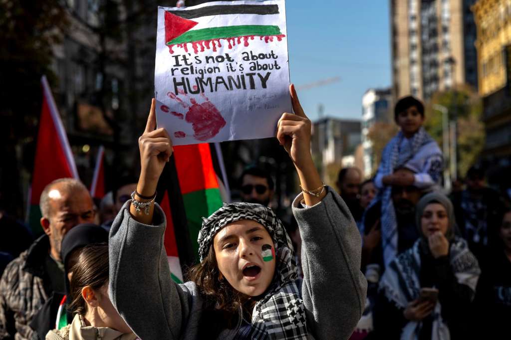 SKOPJE (Republic of North Macedonia), 01/11/2025.- A girl caries a placard shouting the slogans during the protest march in solidarity with the Palestinian people in Skopje, Republic of North Macedonia, 01 November, 2025. (Protestas) EFE/EPA/GEORGI LICOVSKI