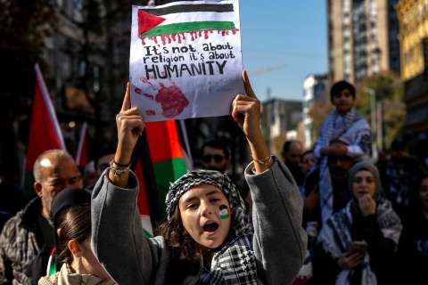 Poetas palestinos tejen, dentro y fuera de Gaza, una red de versos contra el “genocidio”
