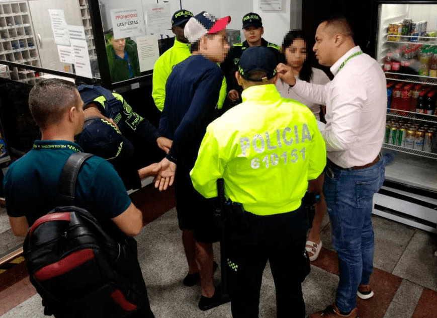 Autoridades capturan a la madre y el padrastro de un niño de dos años en el Hotel Lines, en el centro de Medellín, señalados de agredirlo.